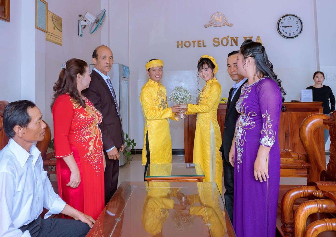 Отель Khach San Son Ha Kon Tum Экстерьер фото