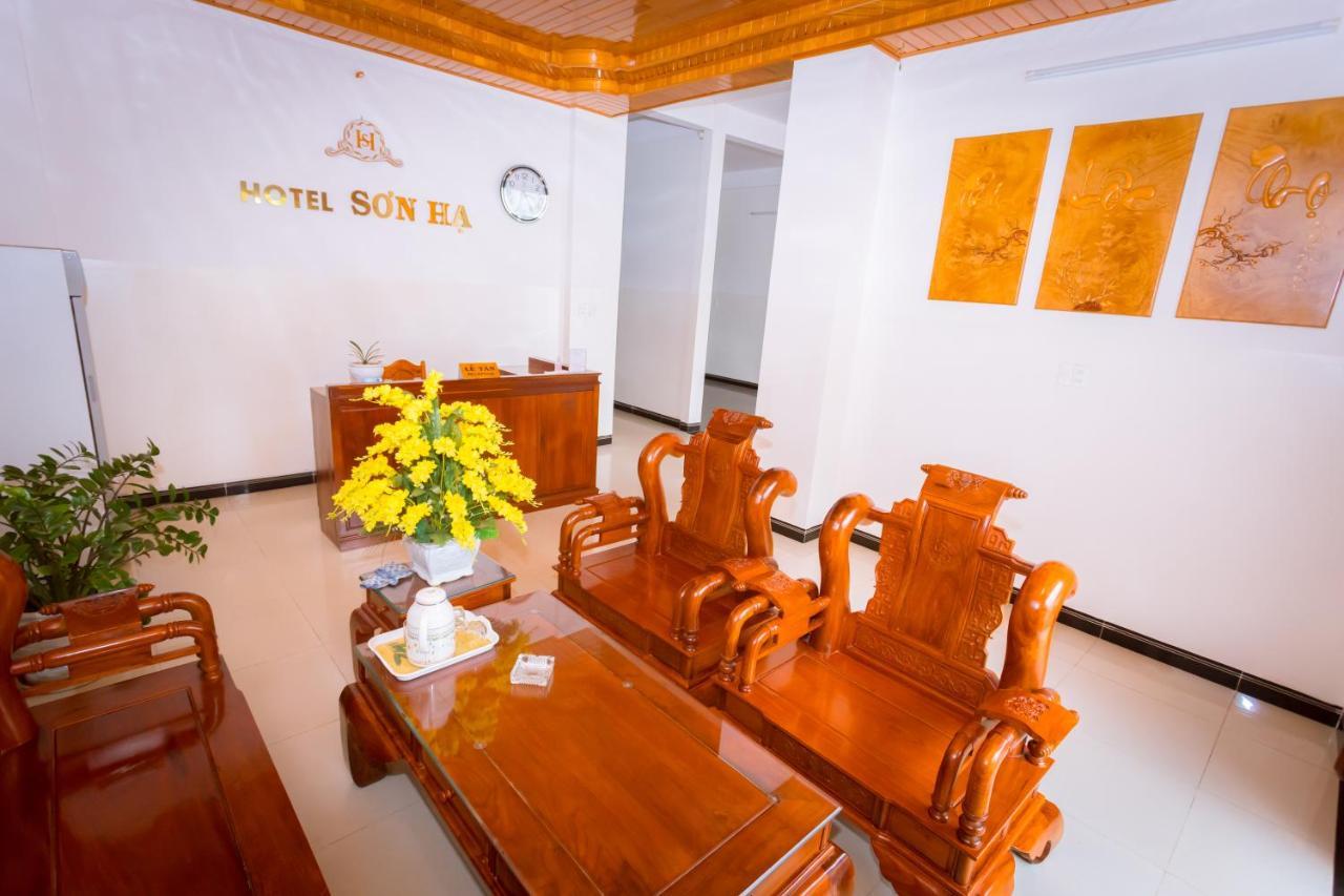Отель Khach San Son Ha Kon Tum Экстерьер фото
