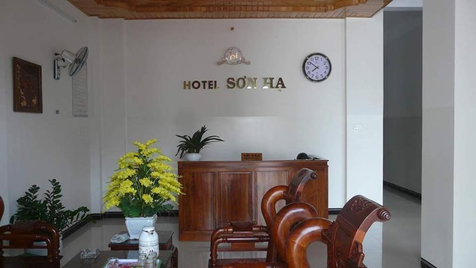 Отель Khach San Son Ha Kon Tum Экстерьер фото